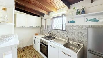Villa | Private kitchen | Full-sized fridge, oven, stovetop, cookware/dishes/utensils