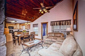 TV, fireplace - Relaxing Stay in the Smokies for Thanksgiving (Pigeon Forge)