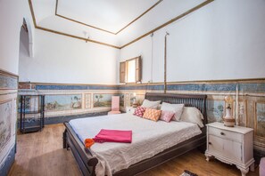 10 habitaciones, escritorio y tabla de planchar con plancha 
