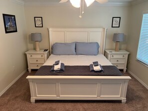 3 bedrooms, iron/ironing board, travel crib, free WiFi - ★Beautiful 3BR 2.5 bath home near Disney★ (Davenport)