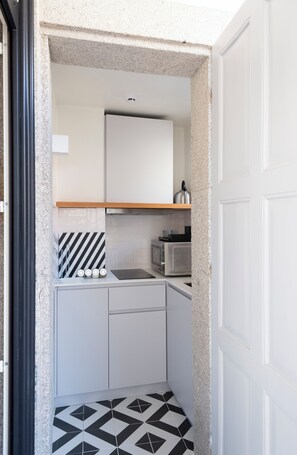 Kühlschrank, Mikrowelle, Herdplatte, Wasserkocher mit Kaffee-/Teezubehör