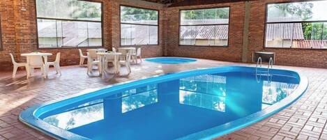 Innendørsbasseng og utendørsbasseng