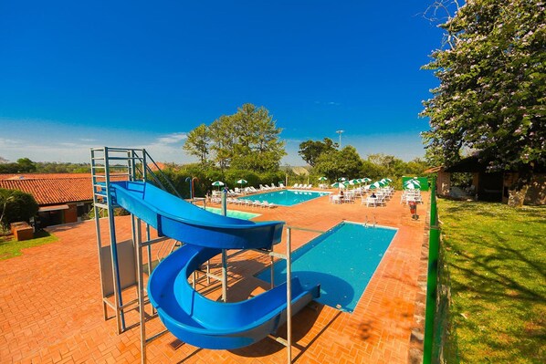 Innendørsbasseng og utendørsbasseng