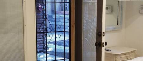 1 غرفة نوم ومكواة/لوح كي وواي فاي مجانًا وملاءات أسرّة