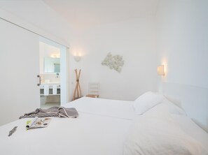 5 bedrooms, iron/ironing board, Internet, bed sheets