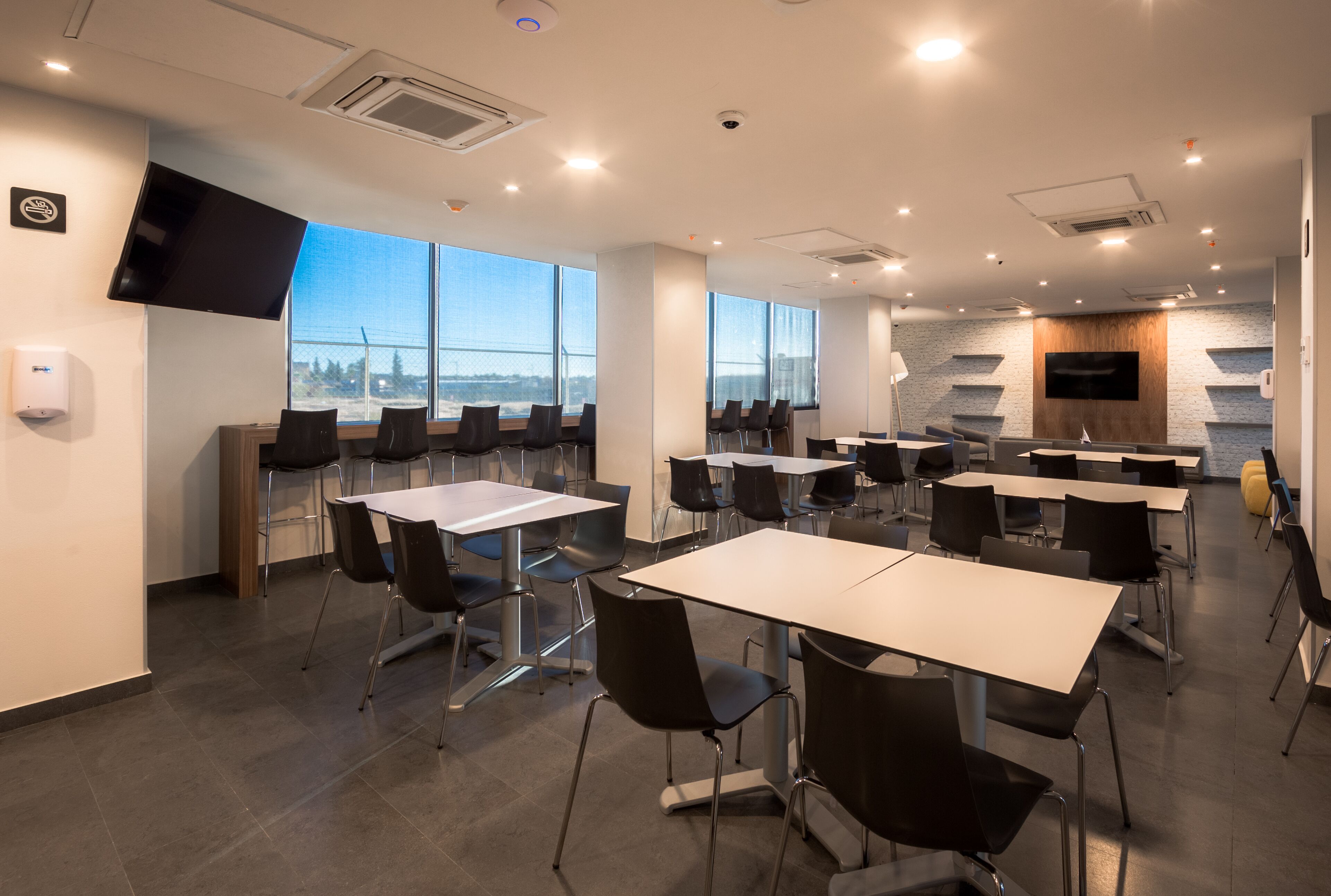 free daily full breakfast