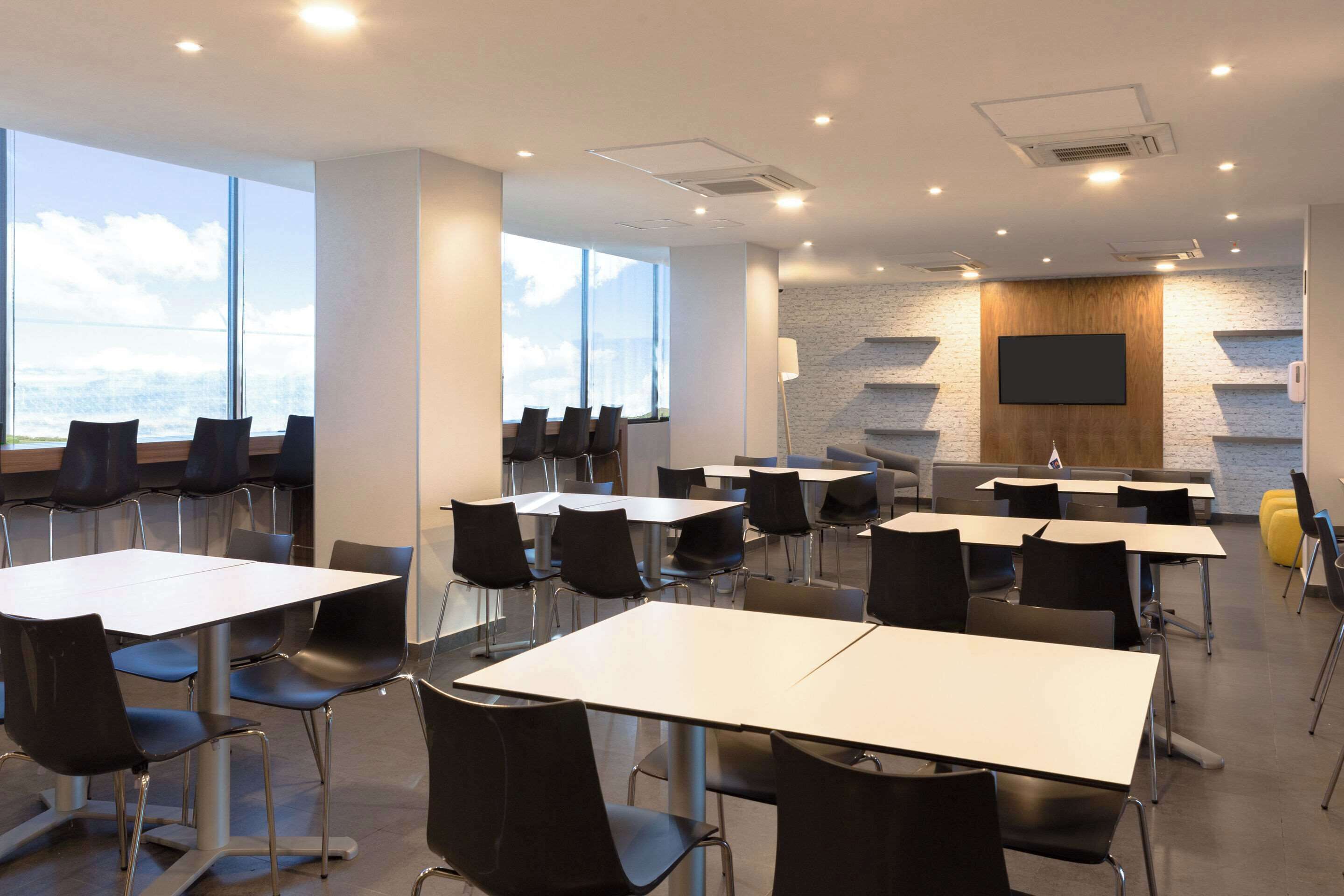 free daily full breakfast