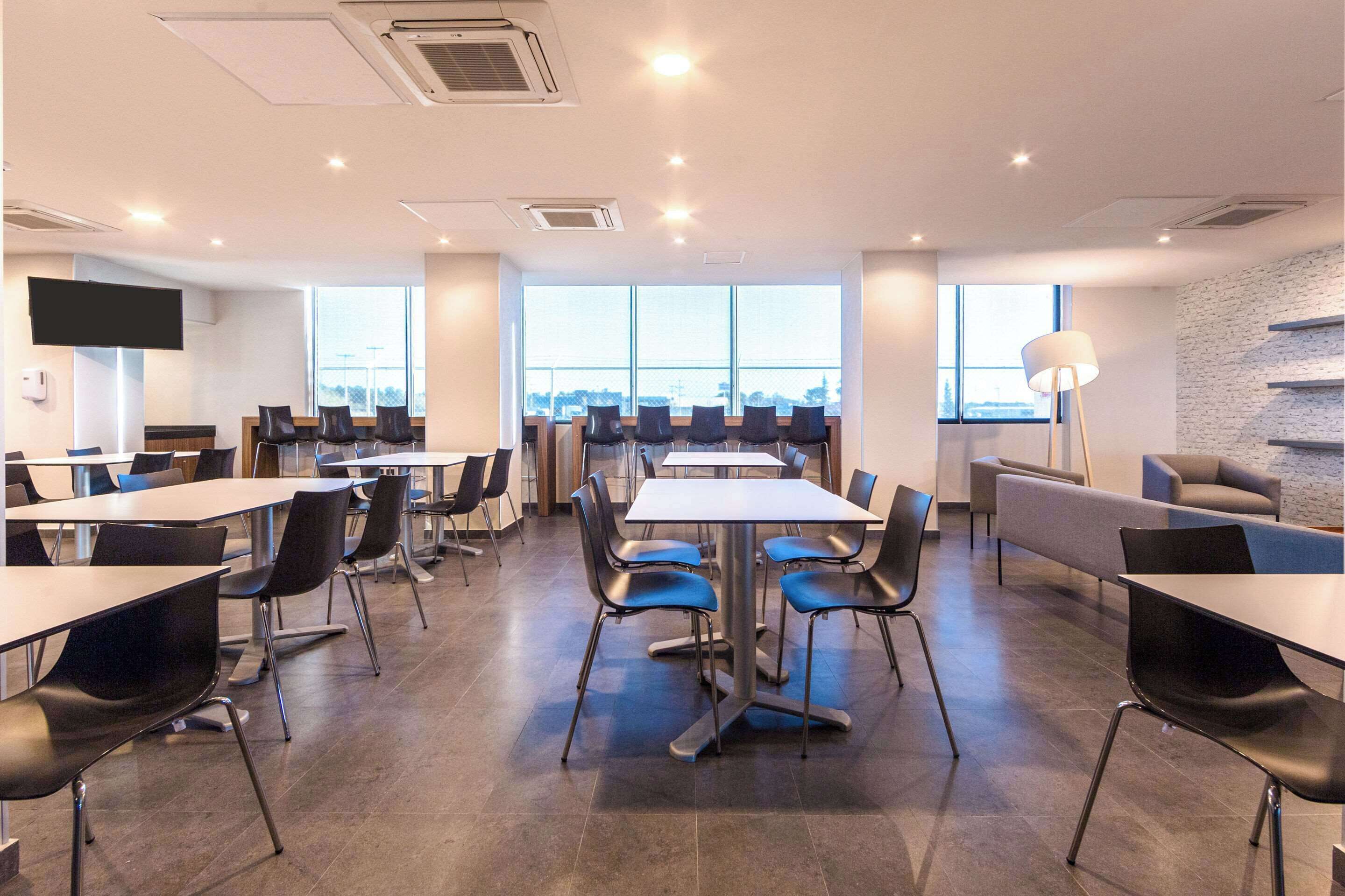 free daily full breakfast