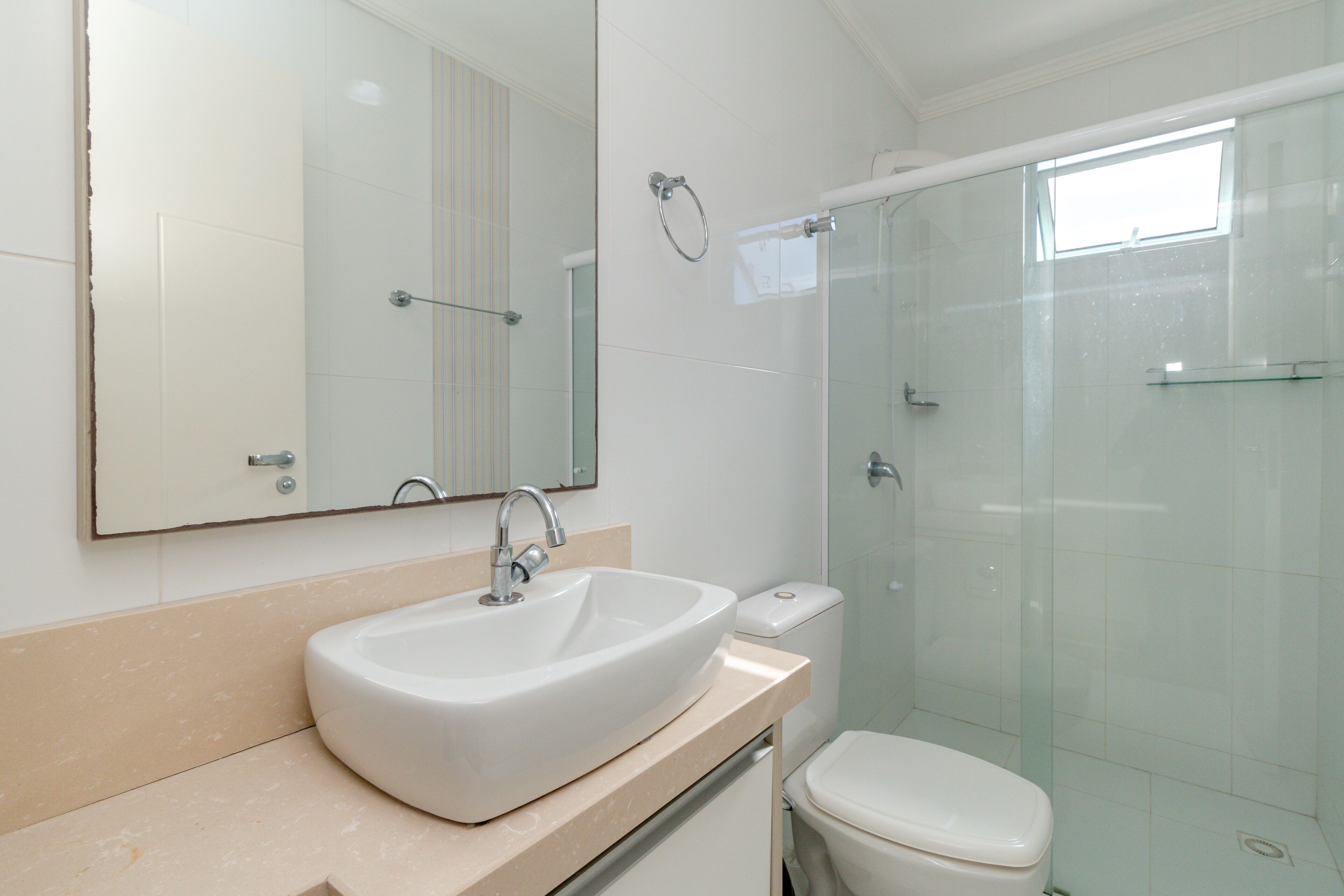 شقة بتجهيزات أساسية | حمام | تجهيزات دش