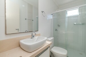 Basic Apartment | Bathroom | Shower