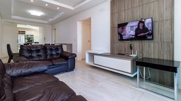 Apartamento básico | Área de estar | TV de tela plana