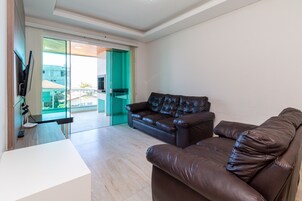 基础公寓 | 起居区 | 平板电视