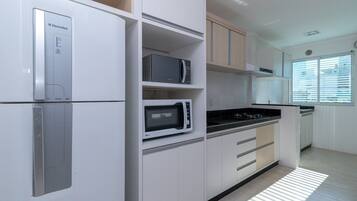 Apartamento básico | Cozinha privada | Geladeira, micro-ondas, fogão, liquidificador