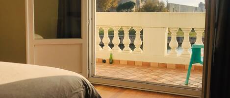 3 dormitoris, planxa i posts de planxar, un bressol de viatge i wifi