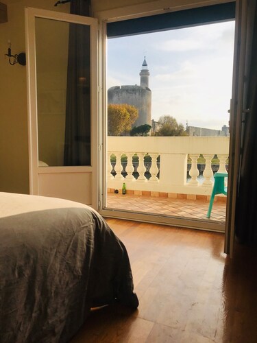 Maison au bord de l'eau face à la Cité Médiévale d'AIGUES-MORTES .