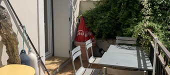 Maison au bord de l'eau face à la Cité Médiévale d'AIGUES-MORTES .