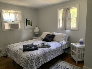 3 bedrooms, desk, iron/ironing board, travel crib - Shop, Swim, Hike, Bike in Historic Brewster MA! (Brewster)