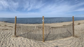 Perto da praia, espreguiçadeiras, toalhas de praia