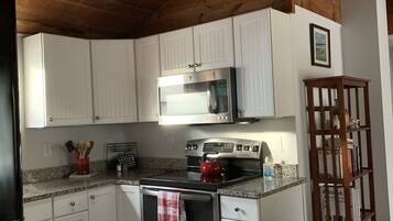 Geladeira, micro-ondas, fogão, cooktop