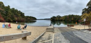Beach nearby, sun-loungers, beach towels