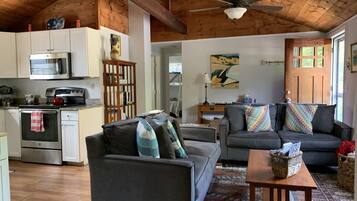 Smart TV, DVD player, livros, videoteca