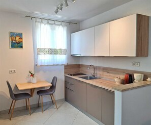 Kühlschrank, Herdplatte, Wasserkocher mit Kaffee-/Teezubehör, Toaster