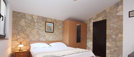 1 chambre, fer et planche à repasser, Wi-Fi gratuit, draps fournis