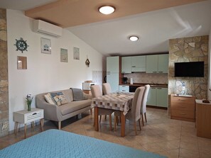 Living area - MARLINA Studio Apartment with Terrace 1 (Bungalow) (Rovinj)