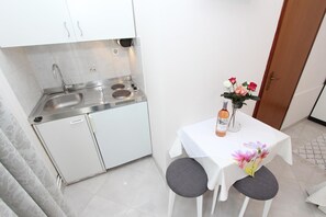 Fridge, stovetop, coffee/tea maker, toaster - DIVNA Studio with Terrace (Ora) (Rovinj)