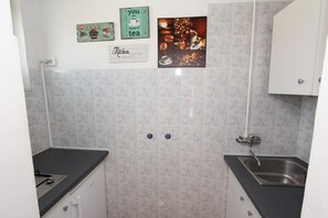 Kjøleskap, mikrobølgeovn, kaffetrakter/tekoker og kjøkkenutstyr