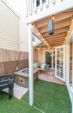 Exterior detail - Location, location, location, just steps to Strands beach, enjoy awe-inspiring sunsets overlooking one of the most picturesque coastlines in Dana Point. (Dana Point)