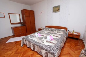 1 habitación, tabla de planchar con plancha, wifi gratis y ropa de cama 