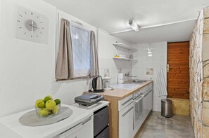 Fridge, oven, stovetop, coffee/tea maker