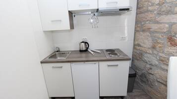 Refrigerador, microondas, parrilla de estufa y cafetera y tetera