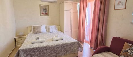 1 bedroom, free WiFi, bed sheets