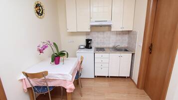 Kühlschrank, Mikrowelle, Herdplatte, Wasserkocher mit Kaffee-/Teezubehör