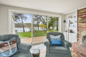 Een televisie en een open haard