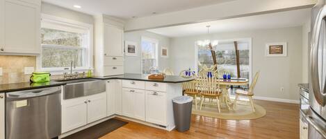 冷蔵庫、電子レンジ、オーブン、コンロ