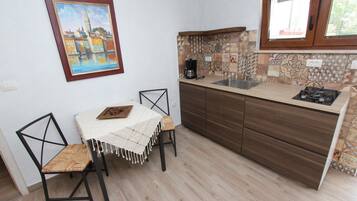 Kühlschrank, Wasserkocher mit Kaffee-/Teezubehör