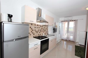 Fridge, oven, stovetop, coffee/tea maker