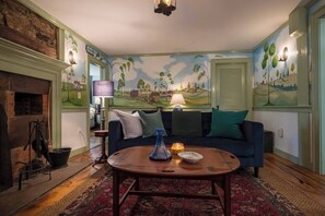 Televisión, chimenea, libros y oficina 