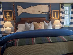 5 habitaciones, escritorio y tabla de planchar con plancha