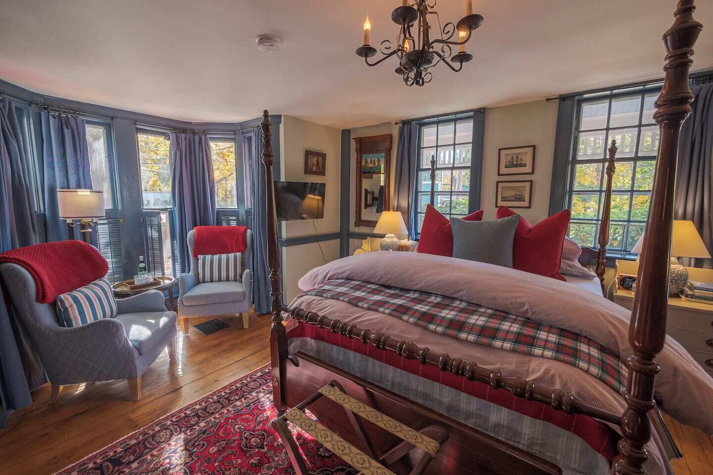 5 slaapkamers, een bureau, een strijkplank/strijkijzer, reisbedje