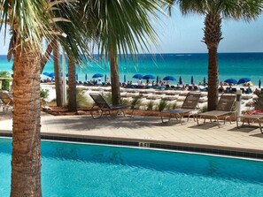 Een verwarmd zwembad