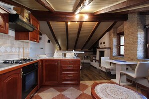 Fridge, microwave, oven, stovetop - ISABEL Studio Apartment (Rovinj)