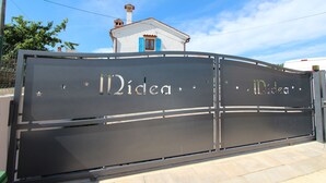 A metal gate with the word "Idea" and stars. - MIDEA 2 Comfort Studio with Terrace 5 (Rovinjsko Selo)