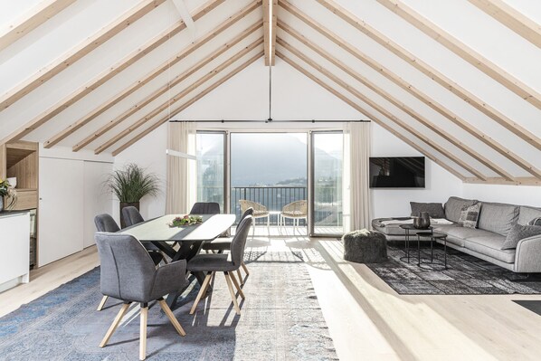 Smart TV, chimenea, libros y estéreo 