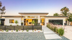 Exterior - Scottsdale Walk to Old Town - 4BR Luxury Villa w/ Pool, Spa & Fire Pit (Scottsdale)