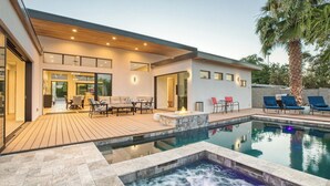 A modern house with a swimming pool, outdoor seating, and a fire pit. - Scottsdale Walk to Old Town - 4BR Luxury Villa w/ Pool, Spa & Fire Pit (Scottsdale)