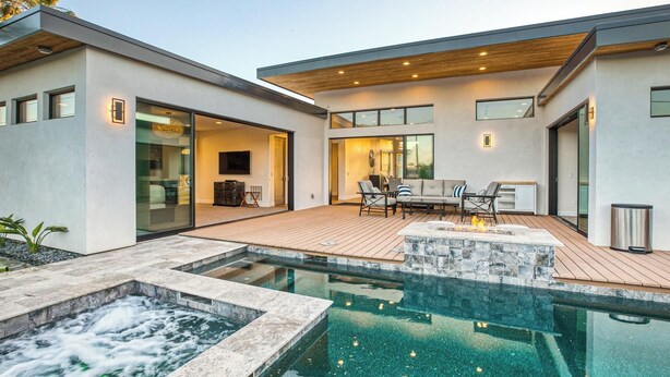 A modern house with a swimming pool, outdoor seating, and a fire pit. - Scottsdale Walk to Old Town - 4BR Luxury Villa w/ Pool, Spa & Fire Pit (Scottsdale)